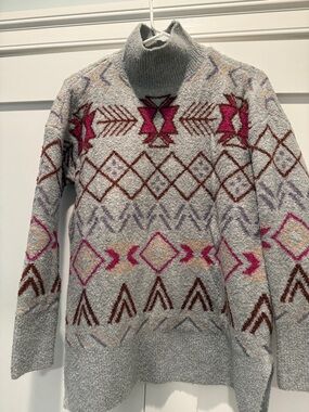 Lou & Grey Gray Turtleneck Sweater with Pink and Brown Geometric Pattern